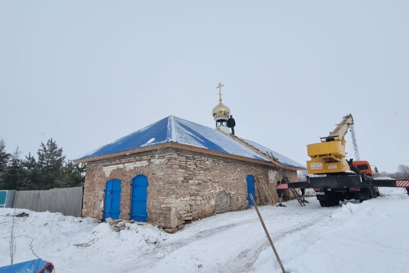На восстанавливающийся храм в селе Сарсаз-Багряж установили купол