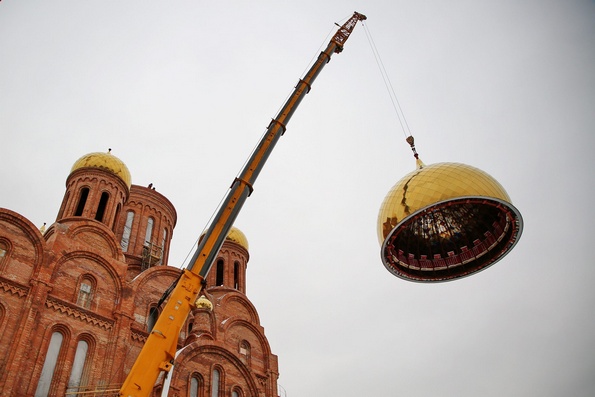 Строители возводят свой дом молитвы: на один из крупнейших храмов Москвы установили 12-тонный купо
