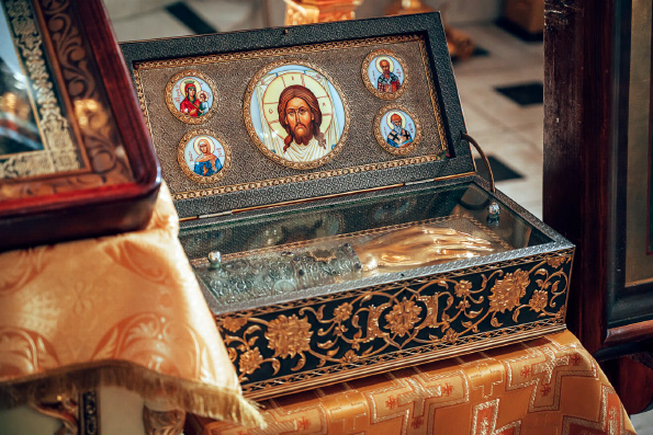 Ковчег с частицей мощей святителя Луки и икона с частицами мощей святых Киприана и Иустины выставлены для поклонения в храме священномученика Кирилла