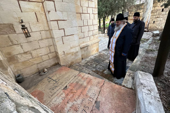Митрополит Кирилл совершил литию на месте погребения духовника преподобномученицы Елисаветы в Малой Галилее