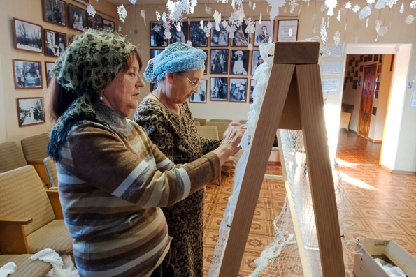 Прихожане Воскресенского храма посёлка Алексеевское изготавливают маскировочные сети для российских военнослужащих