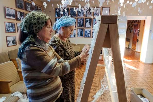 Прихожане Воскресенского храма посёлка Алексеевское изготавливают маскировочные сети для российских военнослужащих