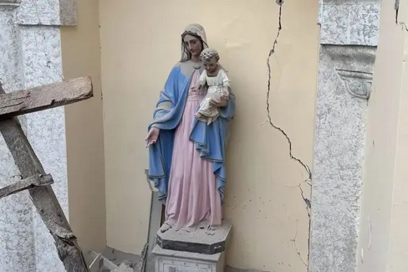 В турецкой Александретте при землетрясении уцелела статуя Богородицы, хотя весь храм разрушился