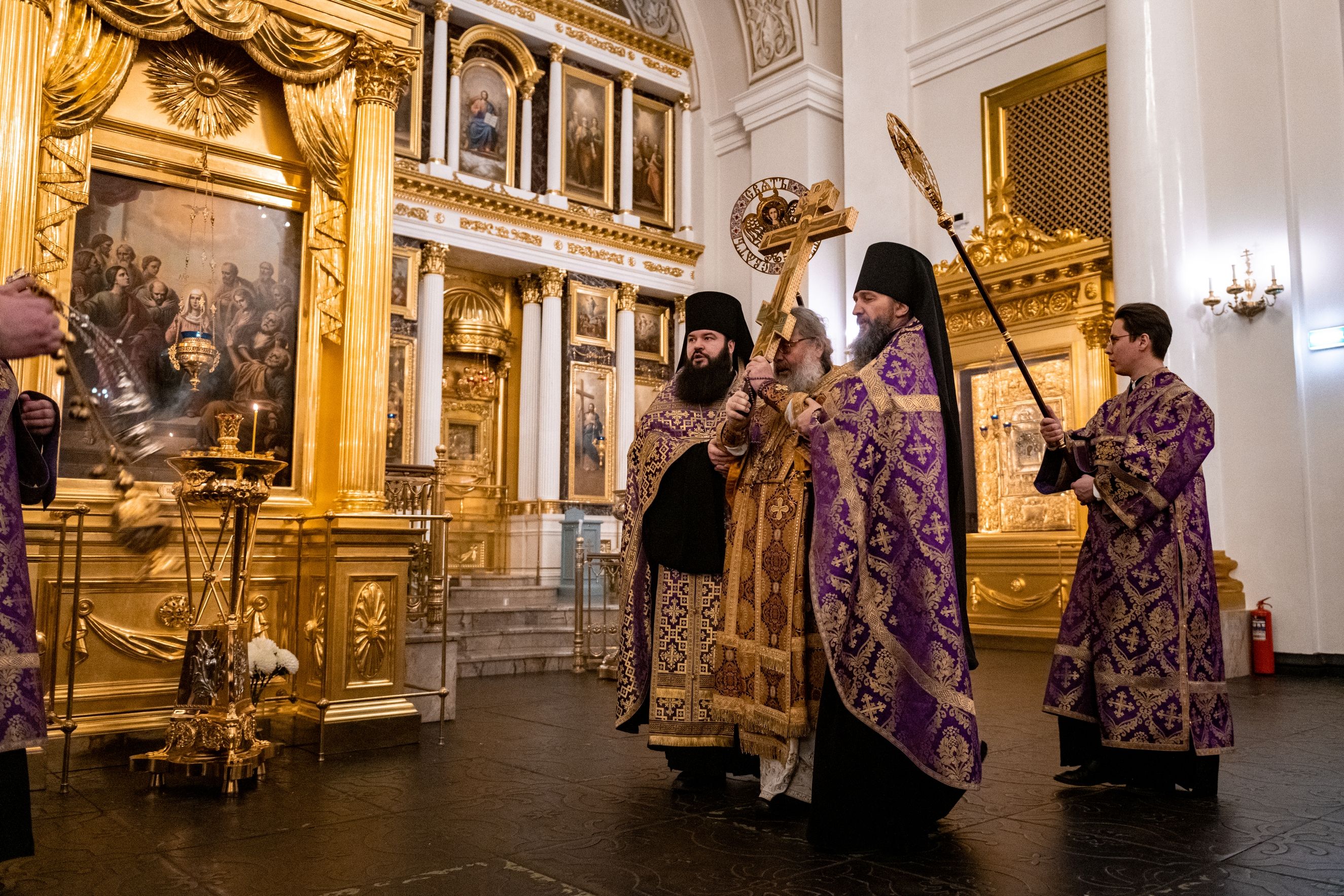 В канун Недели Крестопоклонной митрополит Кирилл совершил всенощное бдение в Казанском кафедральном соборе