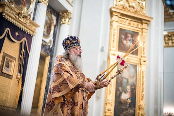 В Неделю Крестопоклонную митрополит Кирилл совершил Литургию в Казанском кафедральном соборе Казани