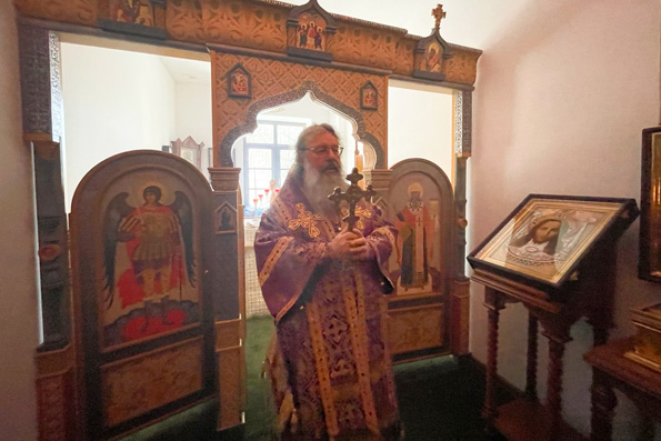 В великопостную родительскую субботу митрополит Кирилл совершил Литургию в крестовом храме архиерейской резиденции