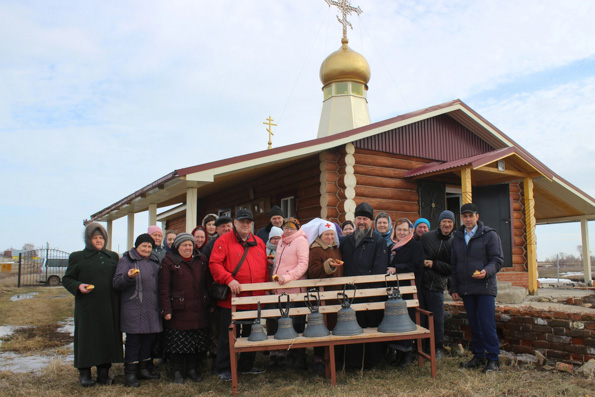 В селе Березовая Грива освятили колокола для Никольского храма