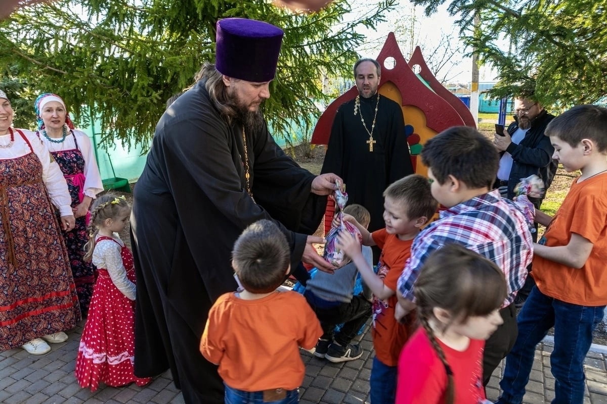  В пасхальные дни священнослужители Казанской епархии посетили социальный приют для детей и подростков