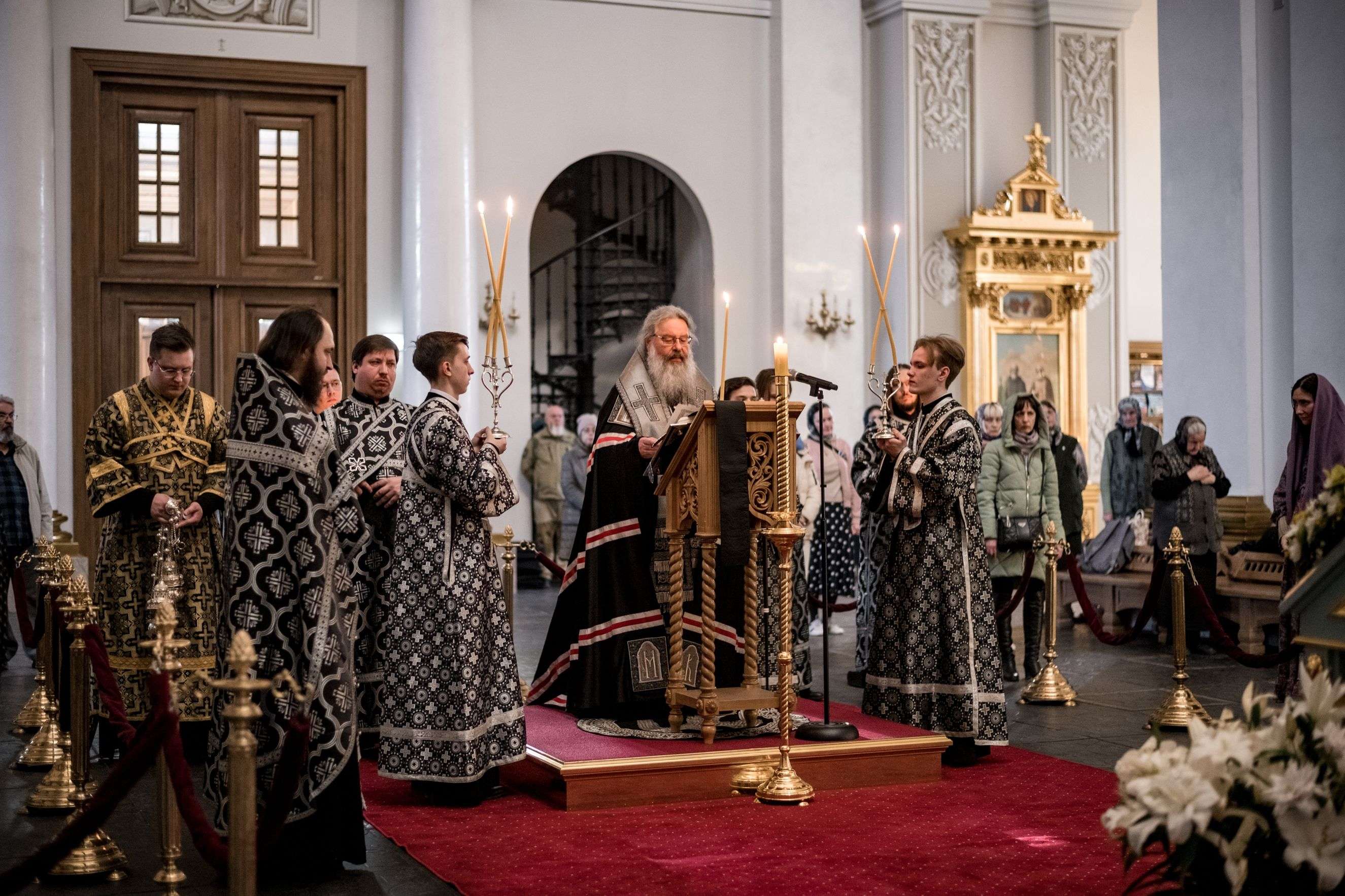 В канун Великой Среды глава Татарстанской митрополии совершил вечернее богослужение в Казанском соборе