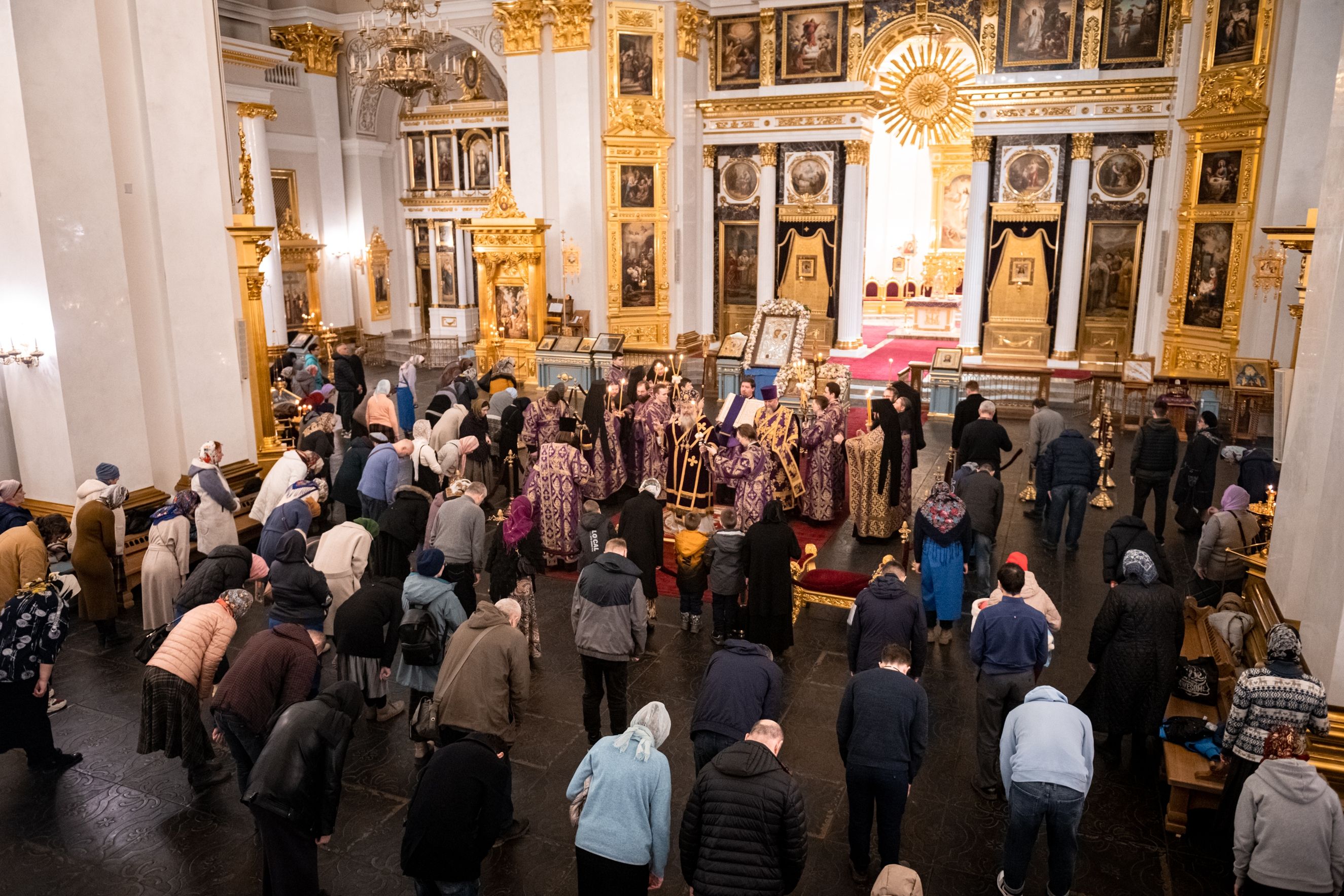 В канун Недели 5-й Великого поста митрополит Кирилл совершил всенощное бдение в Казанском кафедральном соборе