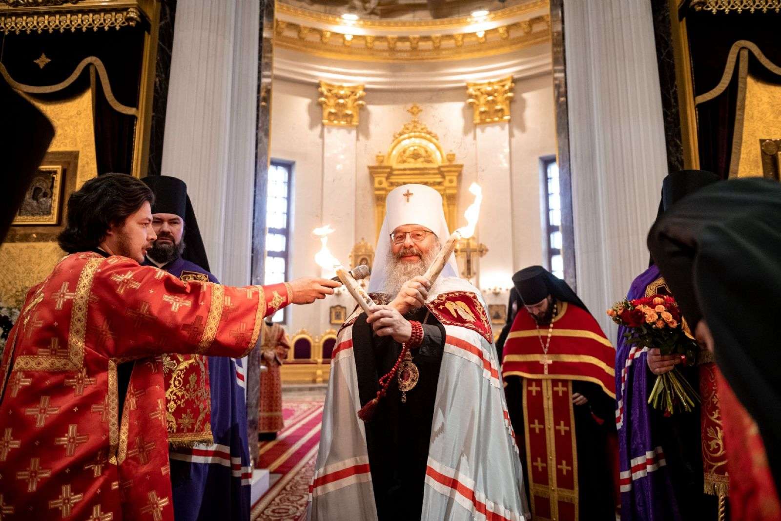 В праздник Светлого Христова Воскресения митрополит Кирилл совершил Пасхальную великую вечерню в Казанском кафедральном соборе