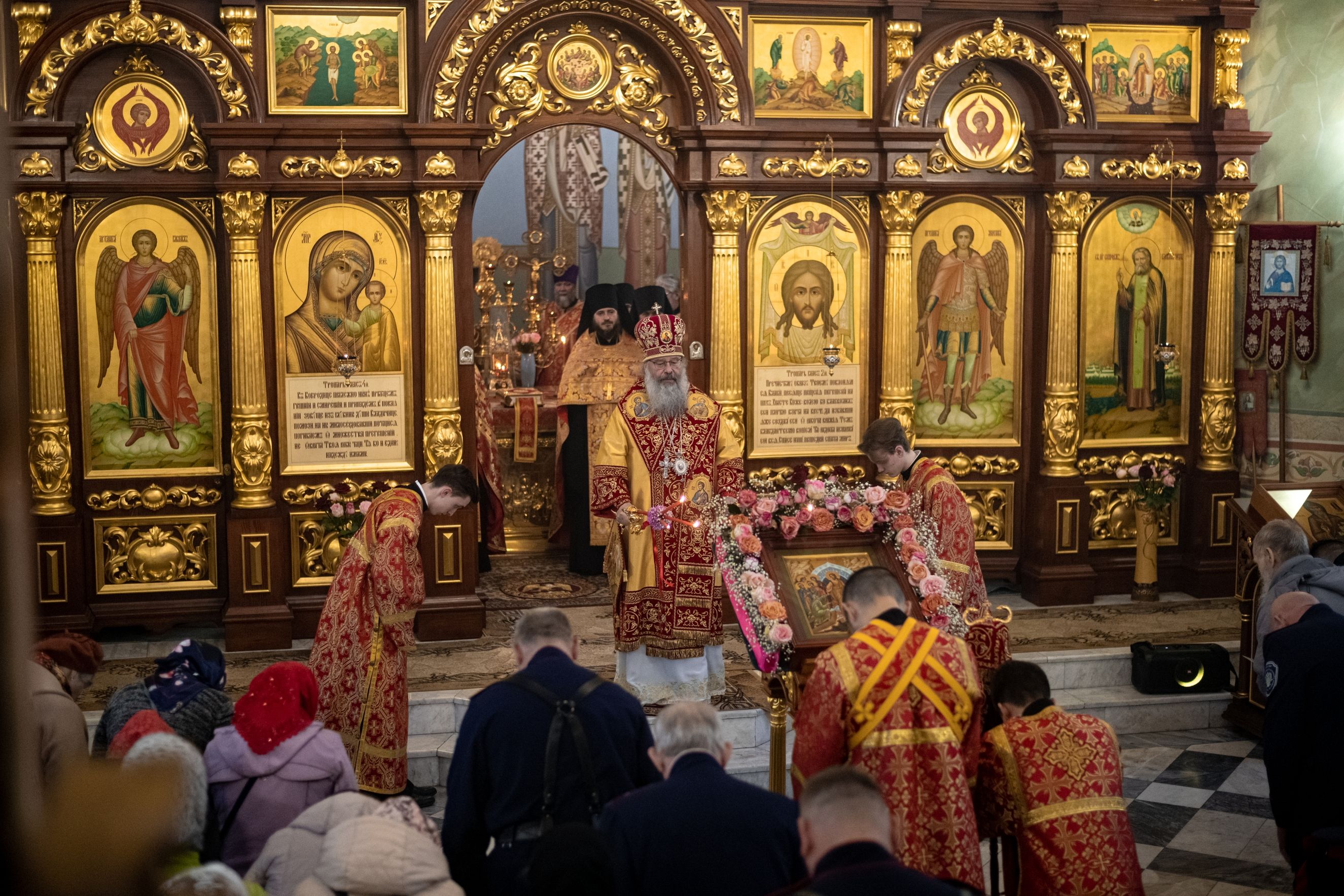 В канун Антипасхи митрополит Кирилл совершил всенощное бдение в Серафимовском храме Набережных Челнов