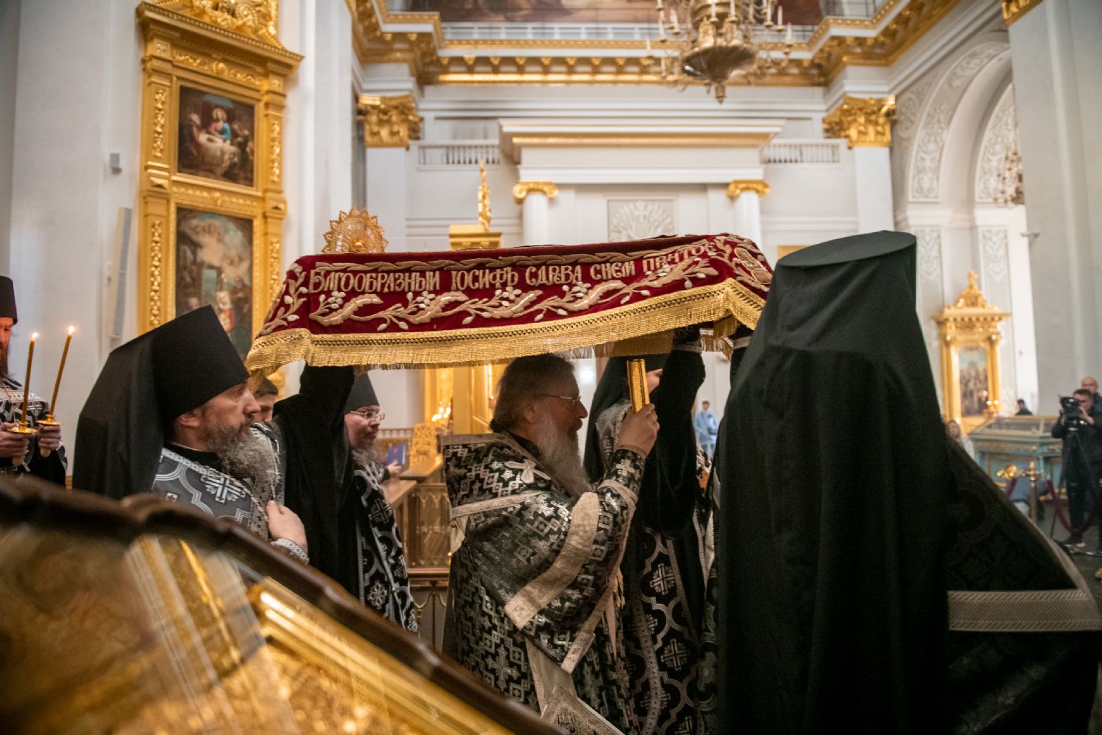 Митрополит Кирилл совершил вечерню с выносом Плащаницы в Казанском кафедральном соборе