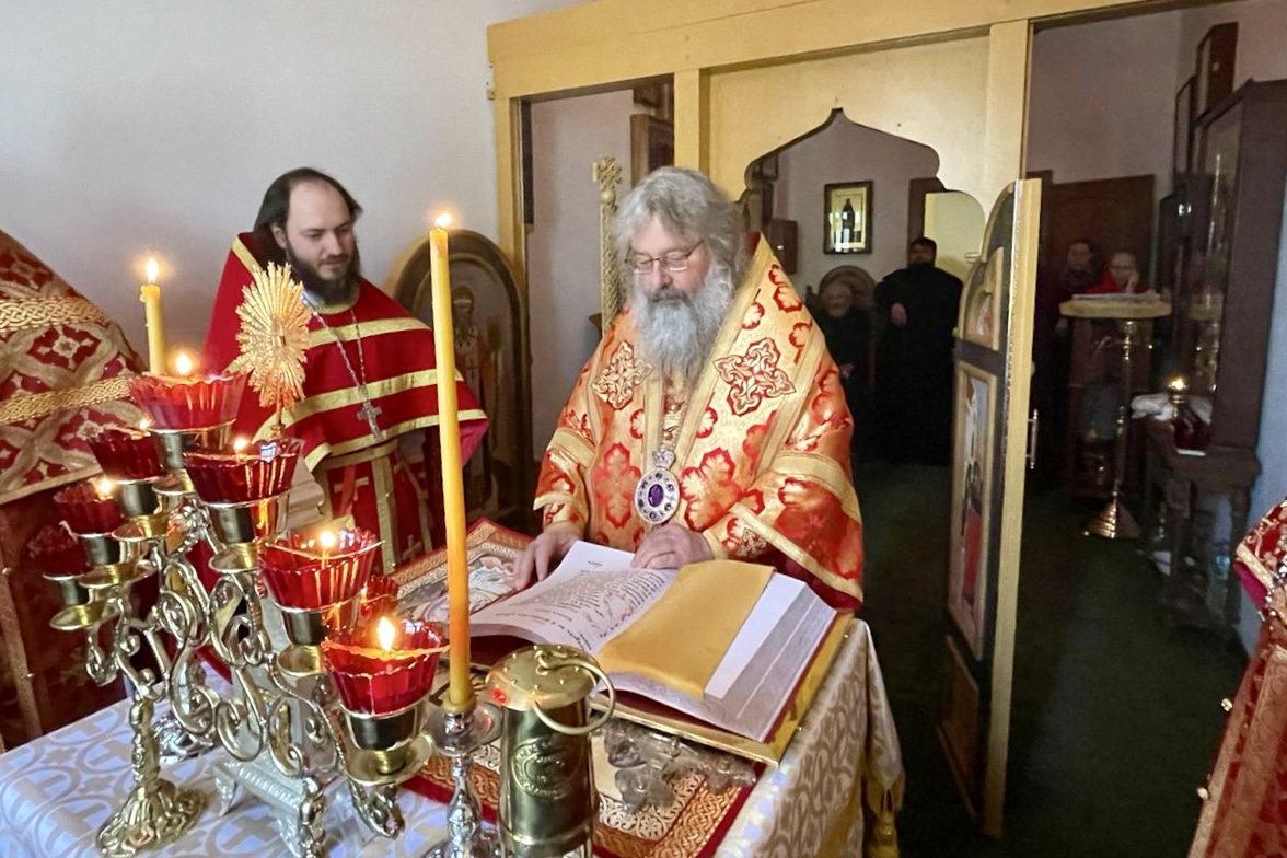В понедельник Светлой седмицы митрополит Кирилл совершил Литургию в крестовом храме архиерейской резиденции