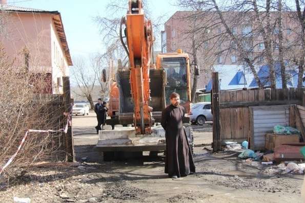 Священник в Кызыле встал на пути у техники, чтобы спасти жилье женщины, потерявшей семью