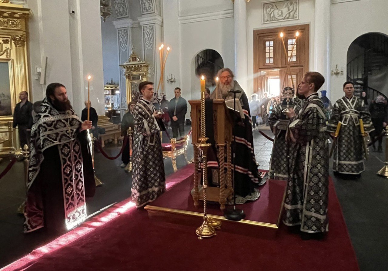 В канун Великого Вторника глава Татарстанской митрополии совершил вечернее богослужение в Казанском соборе