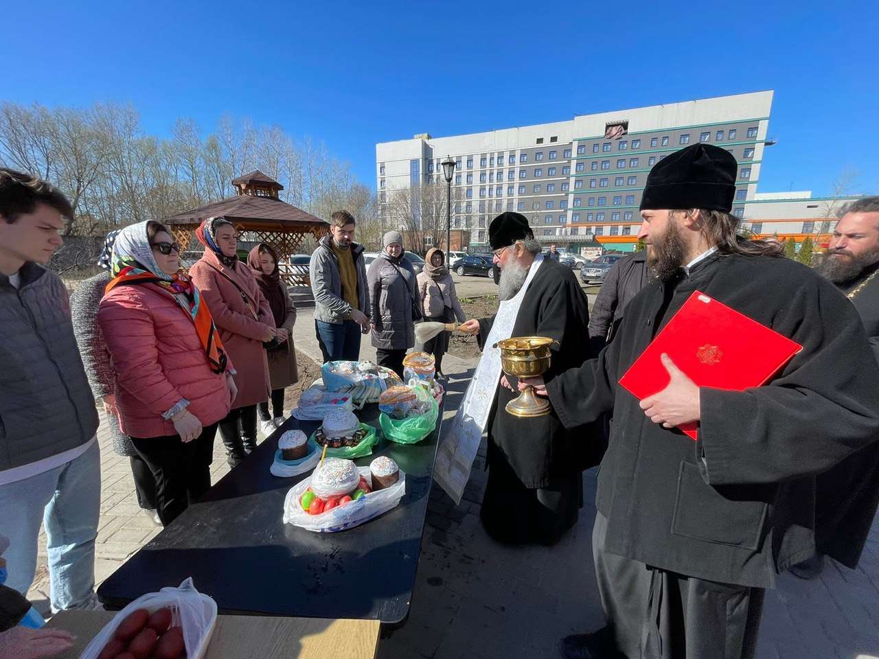 В Великую Субботу митрополит Кирилл совершил освящение пасхальных куличей и яиц в храме Рождества Христова города Казани