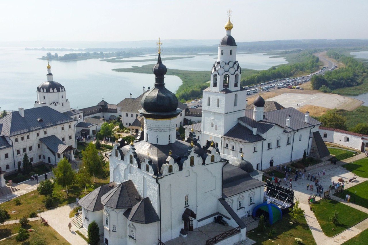 В Светлый вторник митрополит Кирилл совершил Литургию в Успенском мужском монастыре Свияжска