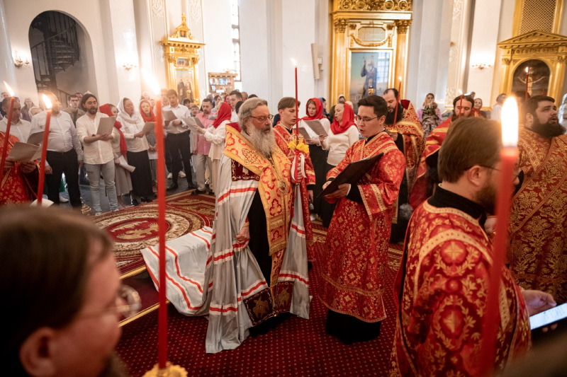 В канун дня памяти святителя Николая митрополит Кирилл совершил всенощное бдение в Казанском соборе