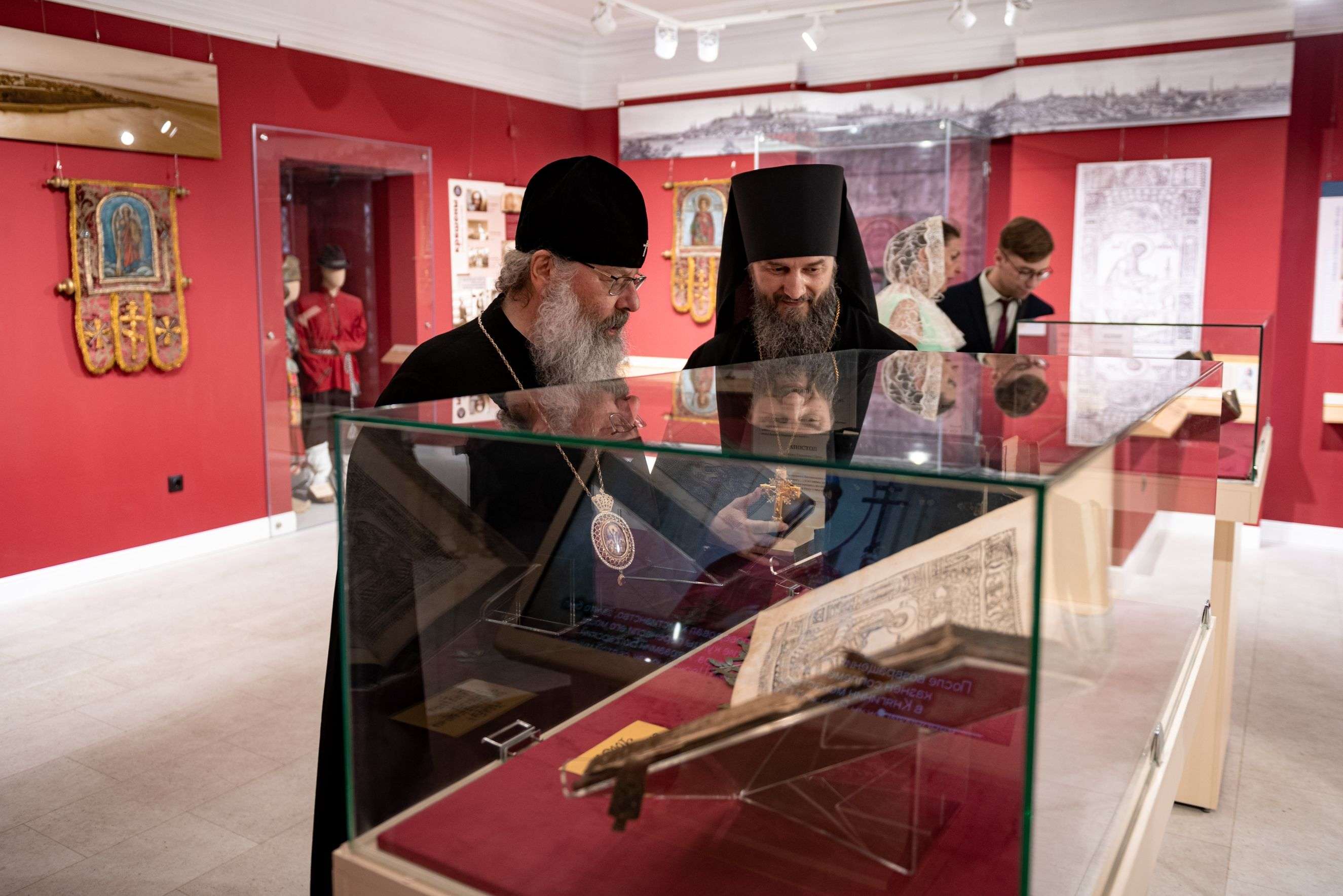 Митрополит Кирилл открыл книжную выставку «Пять веков Библии в Казани»