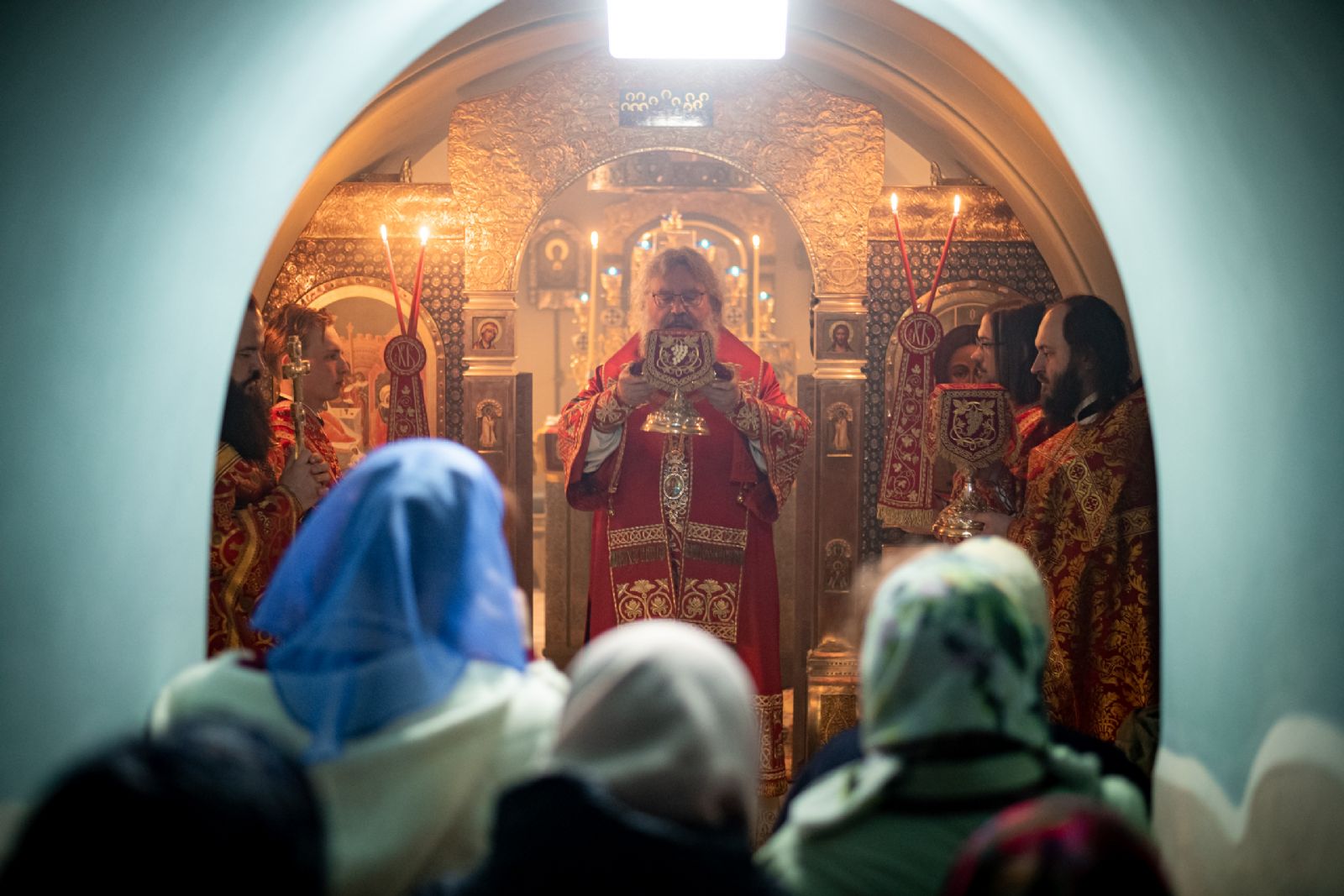 В праздник Преполовения Пятидесятницы митрополит Кирилл совершил Литургию в Пещерном храме Казанского кафедрального собора