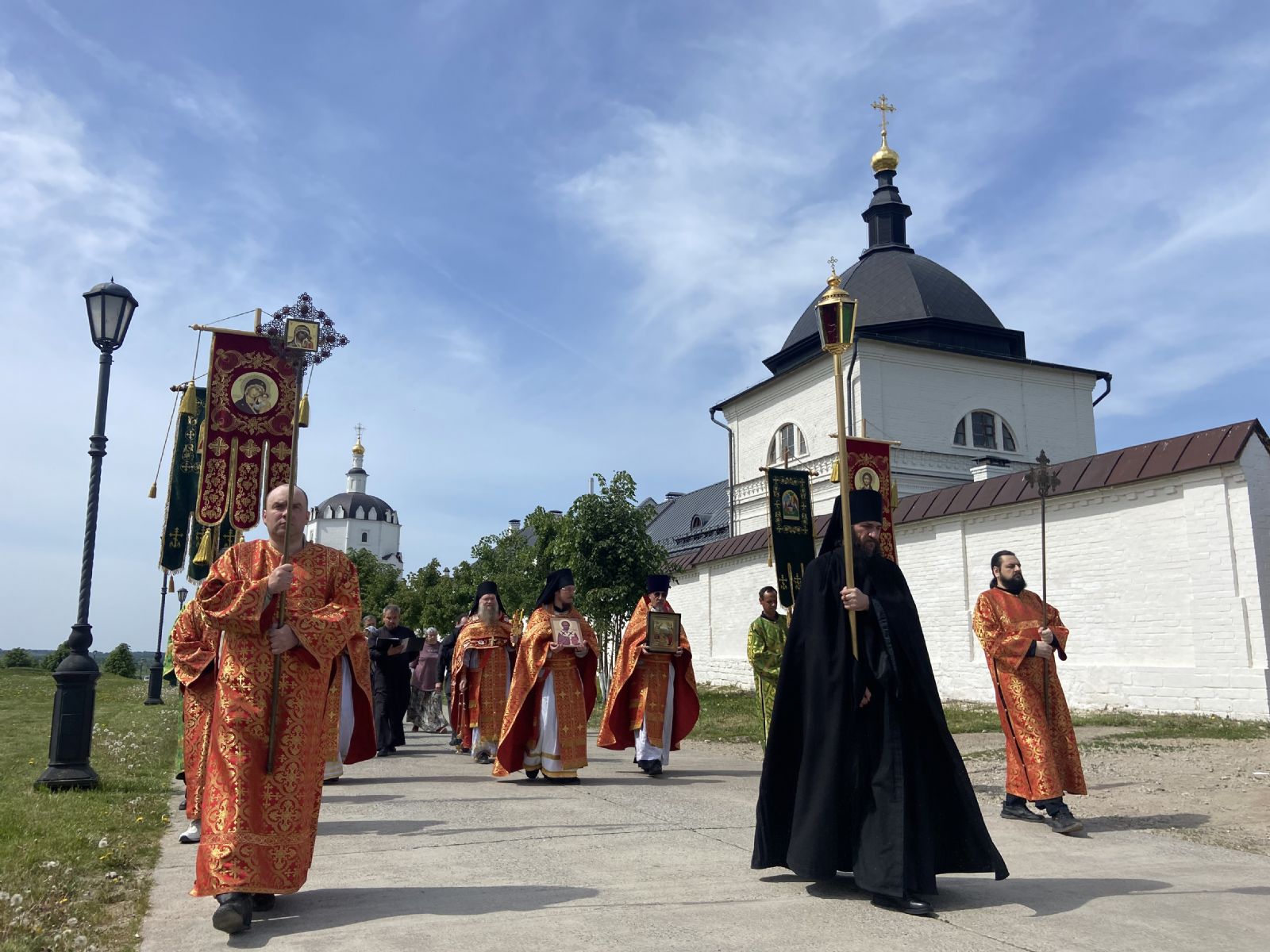 В день памяти святителя Николая в Свияжске состоялся традиционный крестный ход