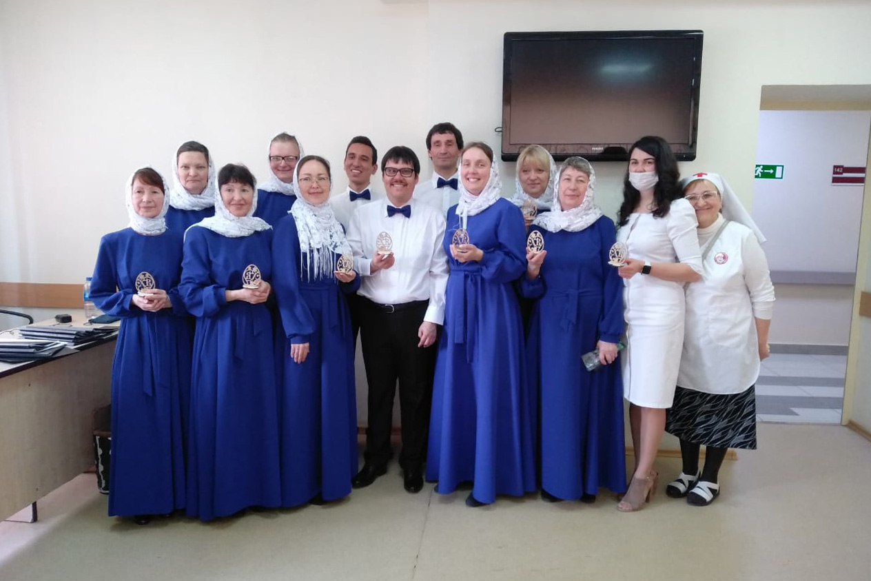Работники и прихожане Софийского прихода Казани поздравили с Пасхой Христовой подопечных социальных учреждений