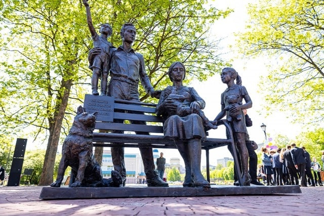 В Калининграде открыли памятник «Счастливая семья»