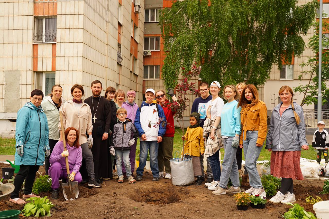 Серафимовский приход Казани реализует проект, направленный на привлечение подростков с ОВЗ к озеленению территории 