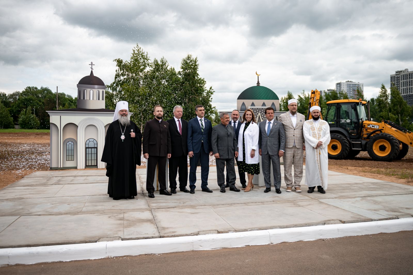 На территории ДРКБ началось строительство православного храма и мечети