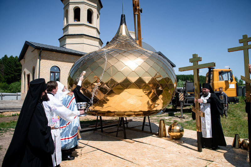 Митрополит Кирилл освятил кресты строящегося Алексиевского храма в Среднем Девятово