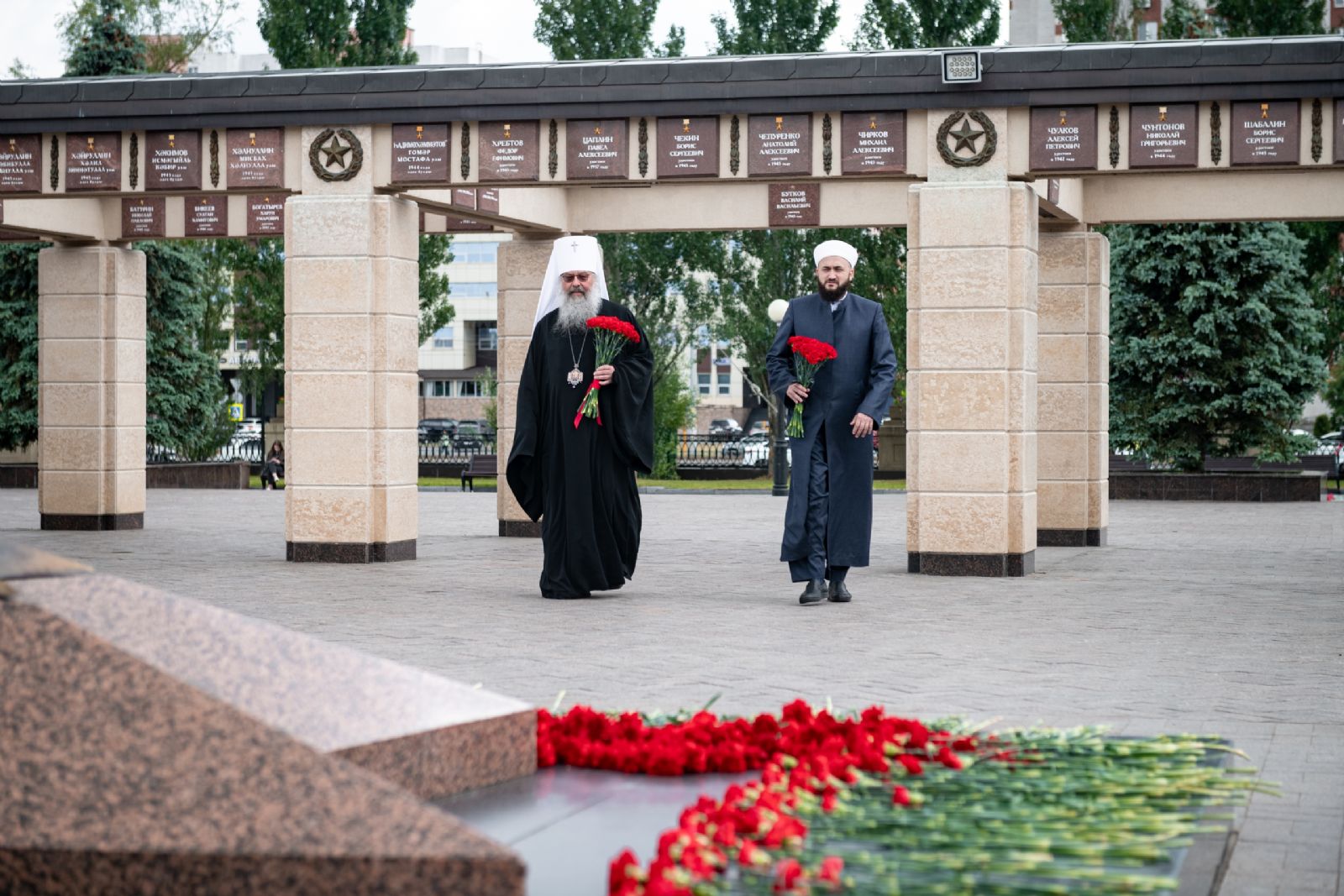 В День памяти и скорби глава Татарстанской митрополии и муфтий Татарстана возложили цветы к мемориалу героям Великой Отечественной войны