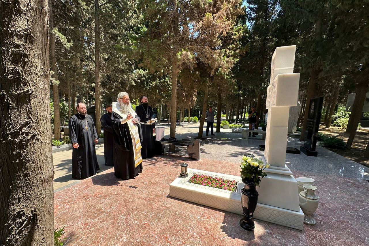 Митрополит Кирилл совершил заупокойную литию на могиле архиепископа Александра (Ищеина) на Аллее почётного захоронения в столице Азербайджана
