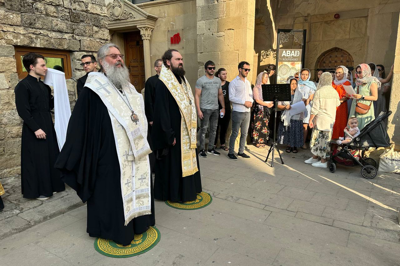 Митрополит Кирилл и архиепископ Феофилакт совершили молебен на месте мученической кончины апостола Варфоломея в центре Баку