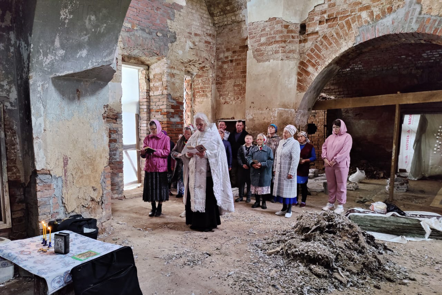 В старинном Петропавловском храме в деревне Танькино совершено молебное пение