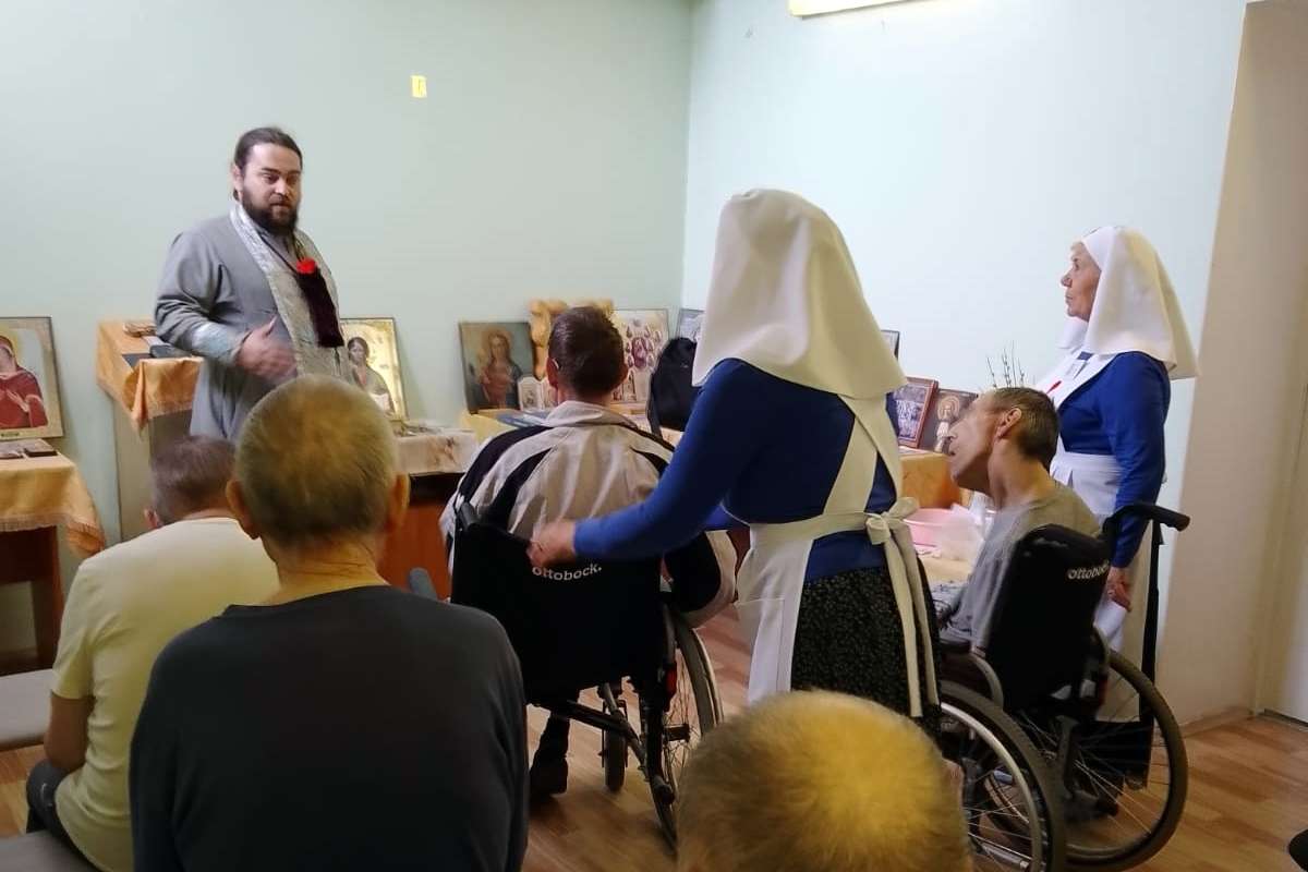 Постояльцы Елабужского дома-интерната для престарелых и инвалидов причастились Святых Христовых Таин