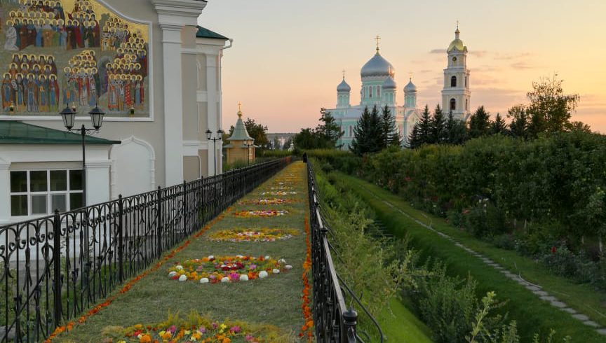 Канавка в Дивеево в 2000