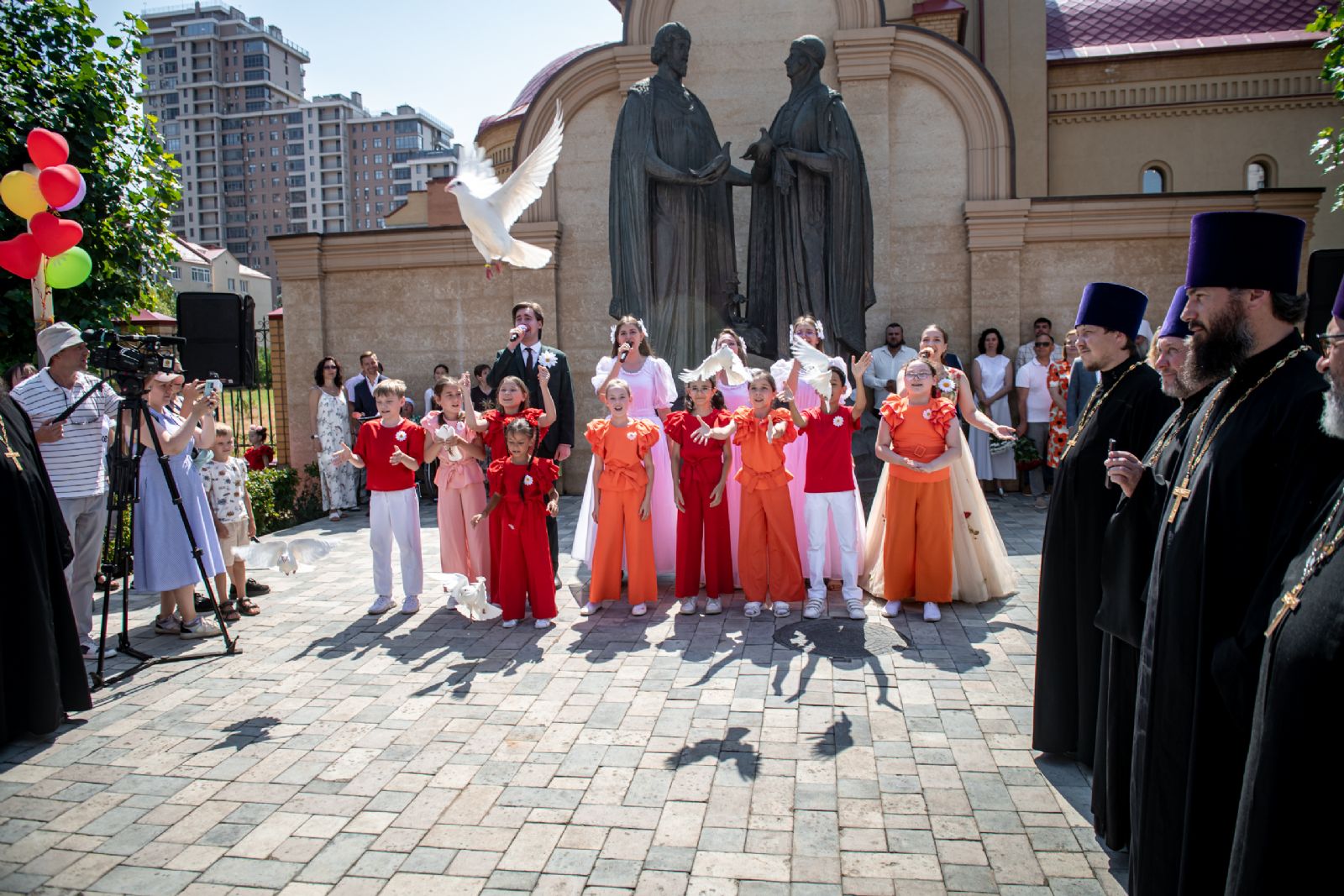 В день памяти Муромских чудотворцев на Кирилловском архиерейском подворье Казани состоялись торжества в честь Дня семьи, любви и верности