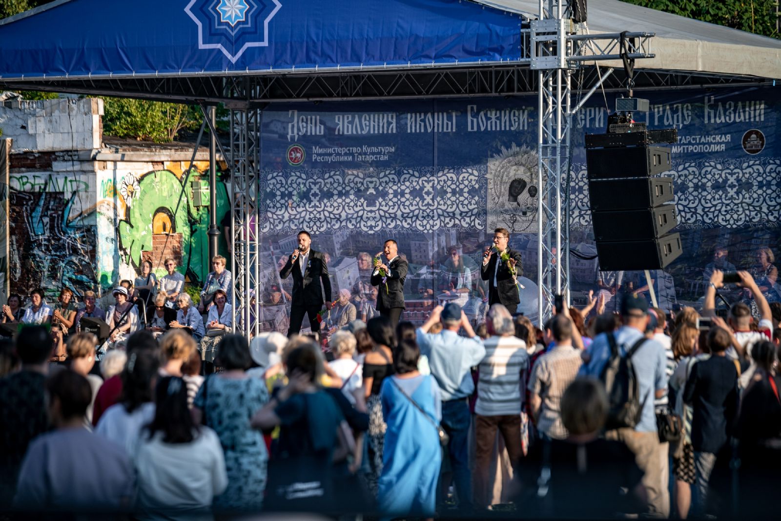 Арт-группа Largo исполнила песнопения о Божией Матери в парке в центре Казани