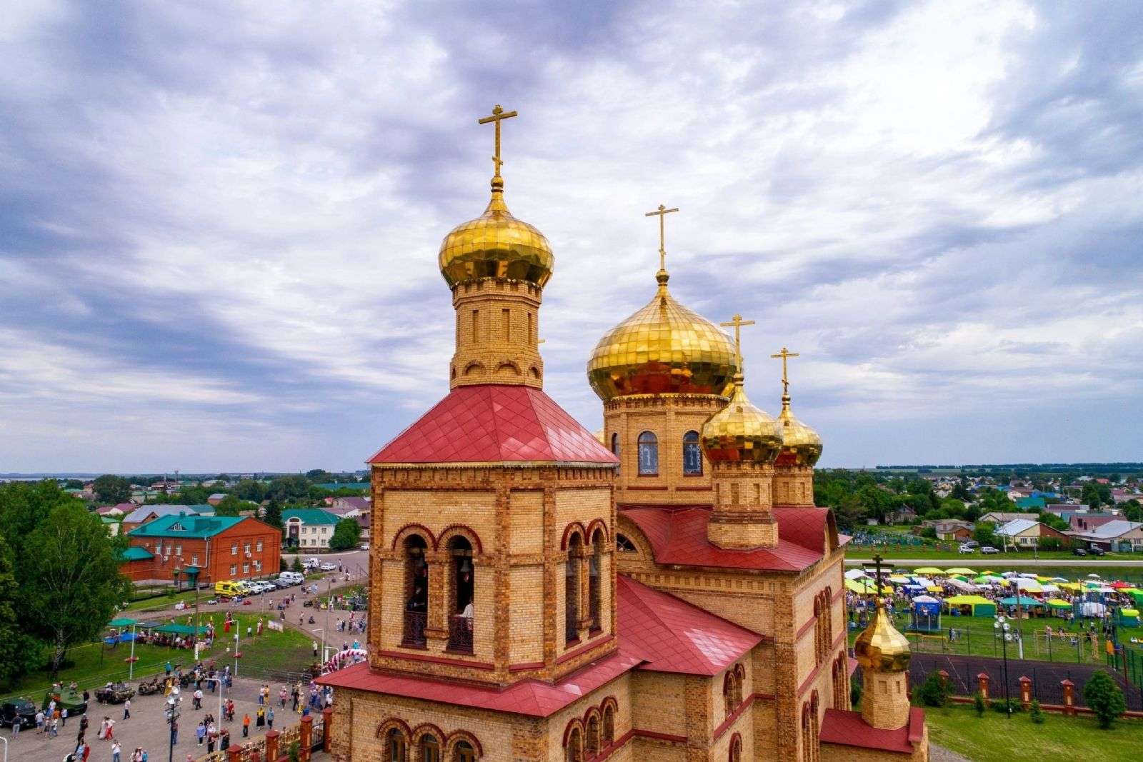Фестиваль колокольных звонов в поселке Алексеевское начался с Литургии в Воскресенском храме