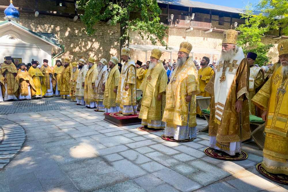 В день ангела архимандрита Иоанна Крестьянкина митрополит Кирилл принял участие в богослужении в Псково-Печерском монастыре