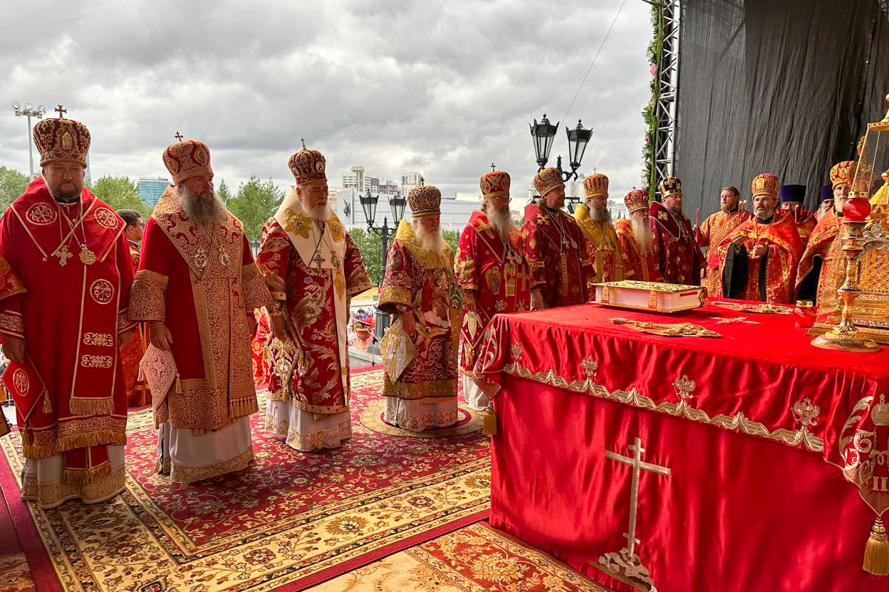 В канун дня памяти Царственных страстотерпцев архипастыри Русской Церкви совершили всенощное бдение на площади перед храмом на Крови в Екатеринбурге