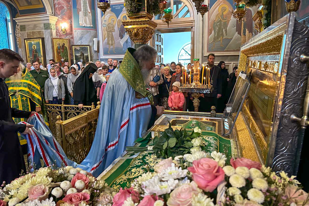 Митрополит Кирилл совершил богослужения в Троицком соборе Серафимо-Дивеевского монастыря
