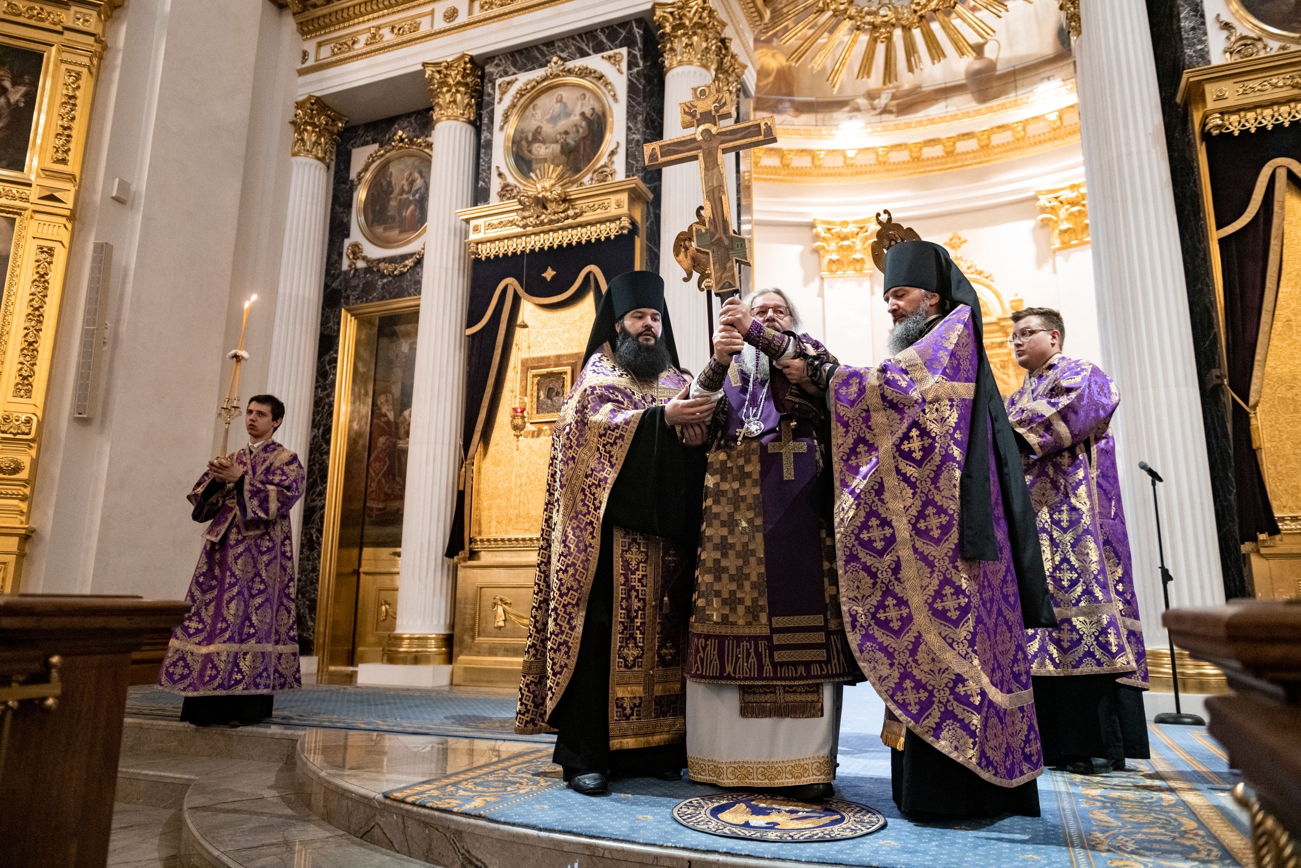 Митрополит Кирилл совершил богослужение с чином выноса Креста в Казанском соборе