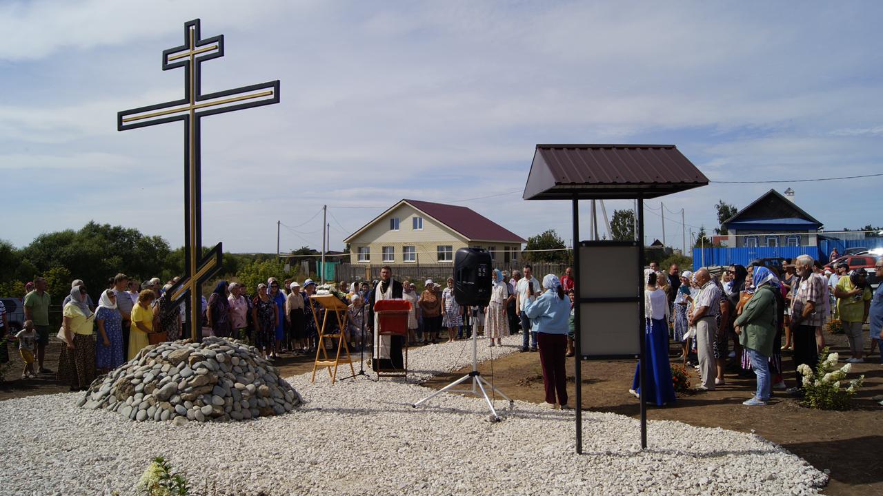 В селе Русский Ошняк установлен поклонный крест