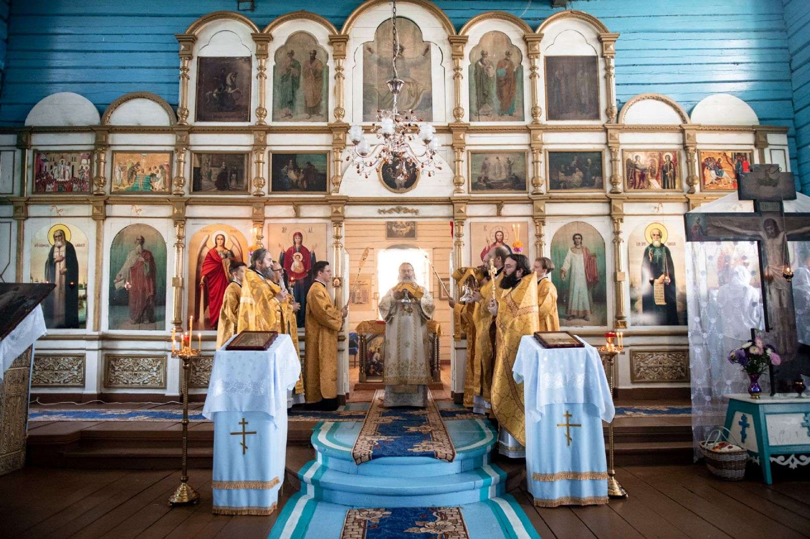 Митрополит Кирилл совершил Литургию в Успенском храме в селе Малое Подберезье