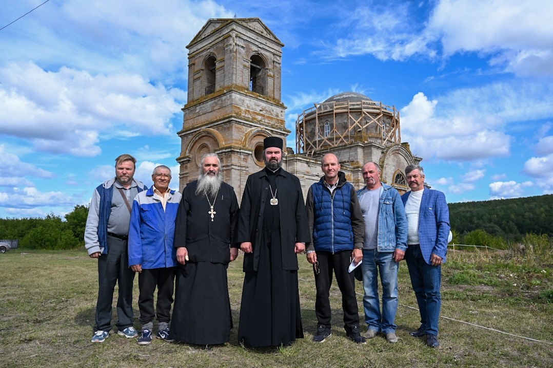 Епископ Мефодий ознакомился с ходом восстановительных работ в храме Архангела Михаила в селе Большой Батрас