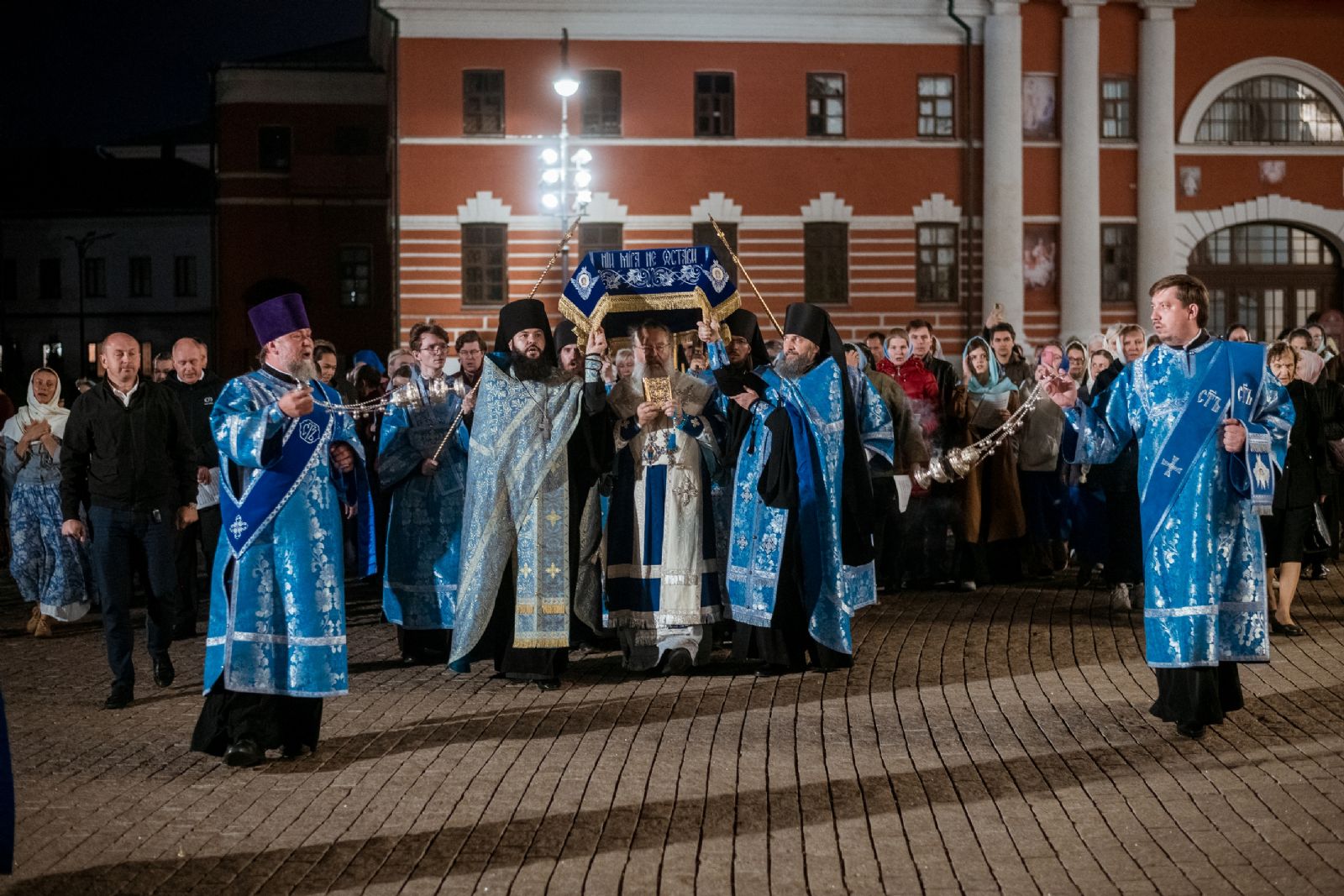 Митрополит Кирилл совершил в Казанском соборе утреню с чином погребения Плащаницы Пресвятой Богородицы
