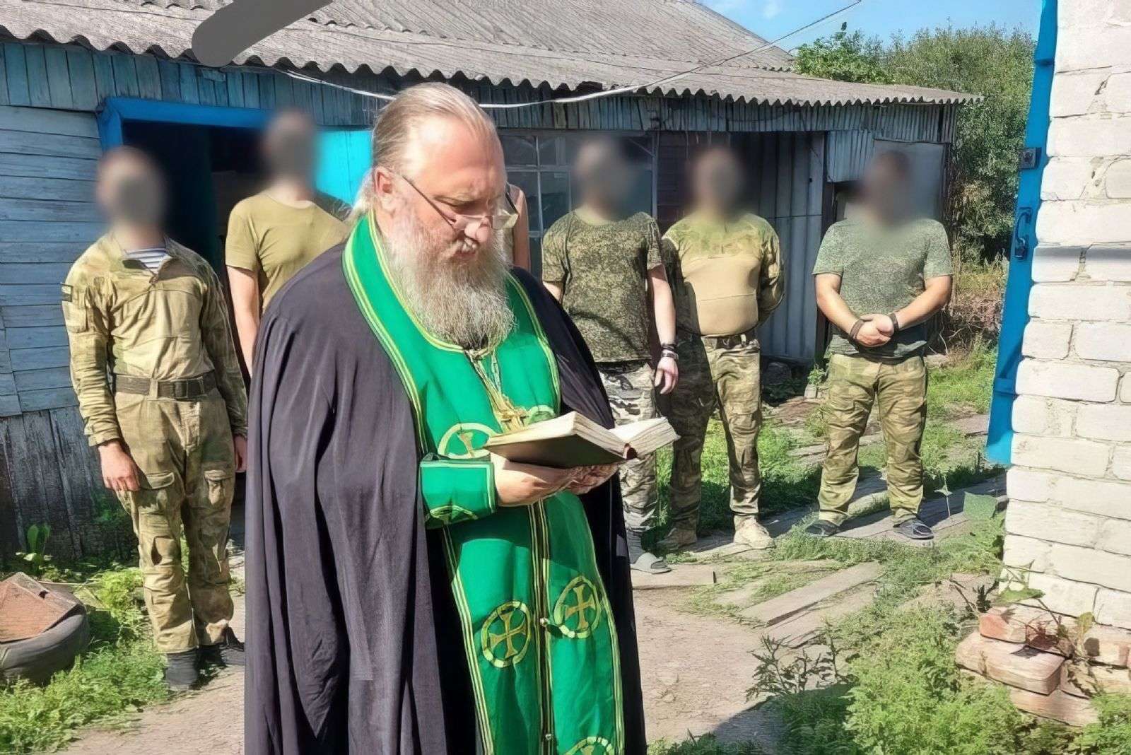 Священник Альметьевской епархии передал помощь военнослужащим и совершил молебен в зоне СВО