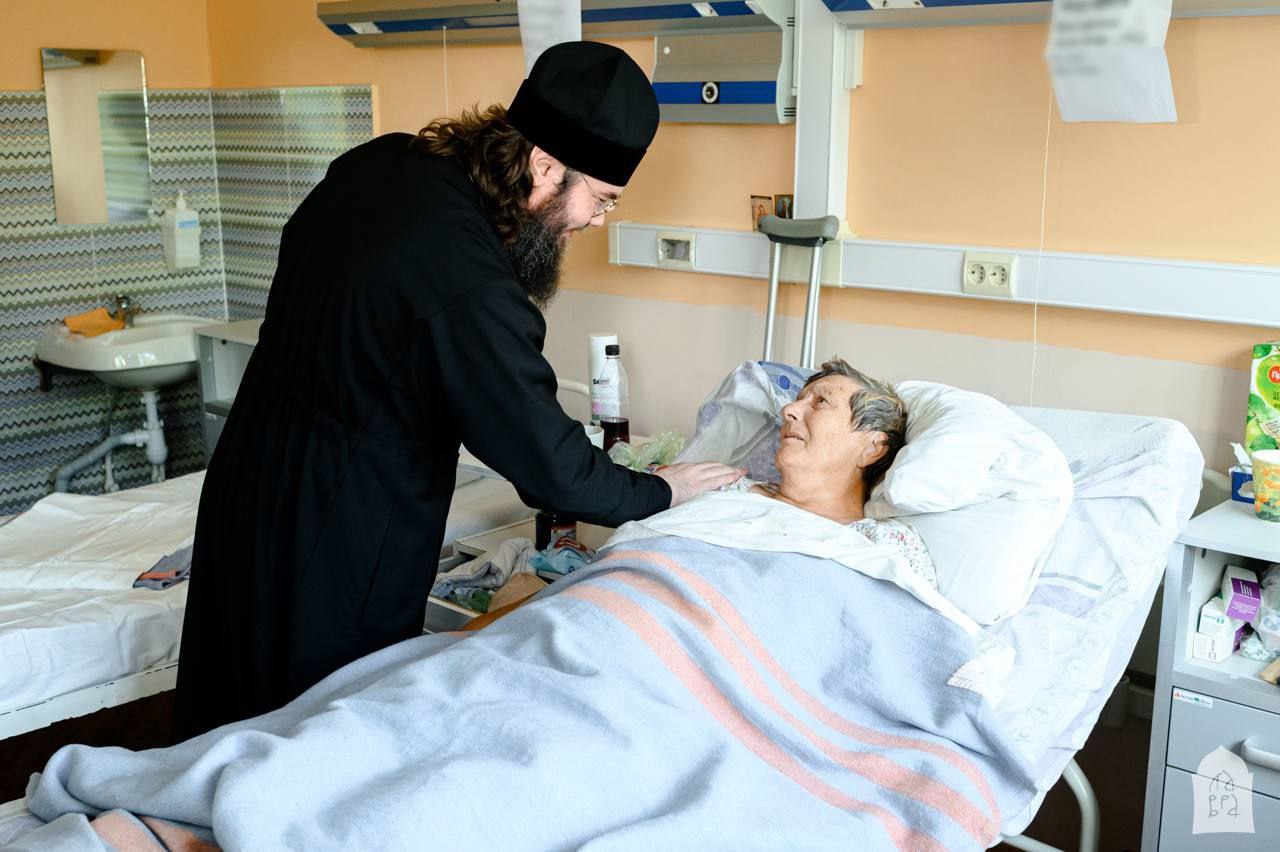 Наместник Троице-Сергиевой Лавры посетил в больнице пострадавших при взрыве в Сергиевом Посаде